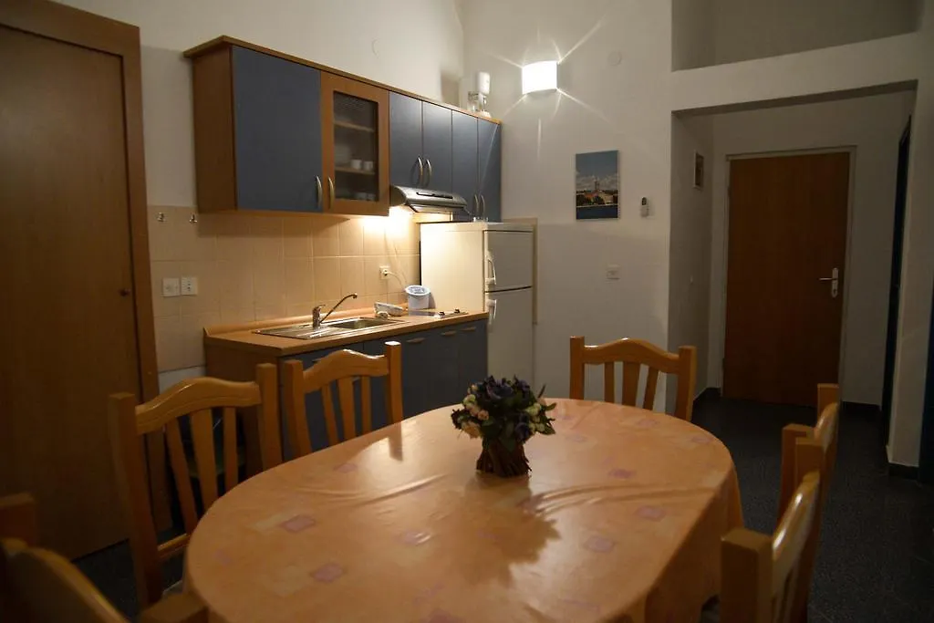 Apartments Lonic 0*, Kukljica