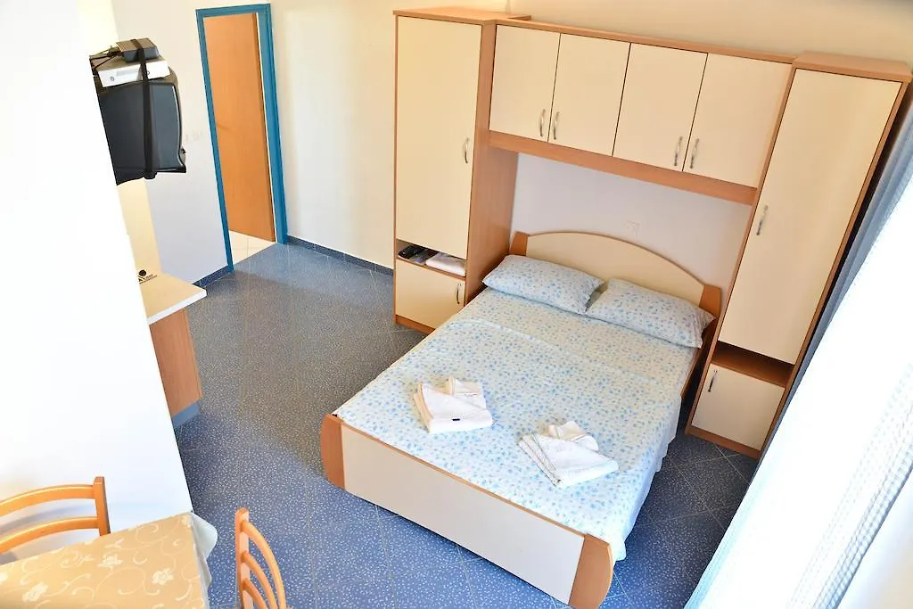 Apartments Lonic Kukljica